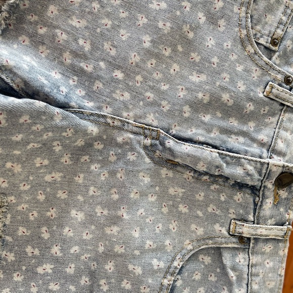 Free People, mini shorts, cute little white flower pattern, distressed - Picture 7 of 8